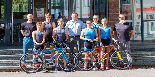 Schulleiter Klanke verabschiedet das FBG Triathlon Team Schulleiter Klanke verabschiedet das FBG Triathlon Team